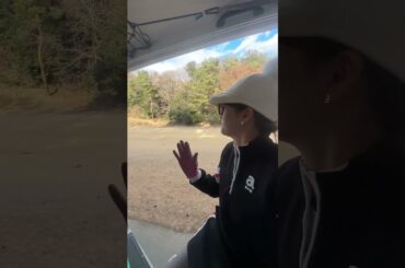 カート乗車中の後藤楽々⛳　冬ゴルフも元気いっぱいに楽しみます🏌️‍♀️❄️#golf#ゴルフ #ゴルフ女子 #ゴルフ初心者#ゴルフ練習#セントフォースゴルフクラブ#後藤楽々
