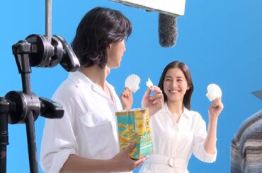 山崎賢人、新木優子のお茶目な行動に胸キュン「可愛かった」突然の“いないいないばあ”であやされ本音ポロリ「赤ちゃんだと思われてる？」　湖池屋プライドポテト新CM＆メイキング