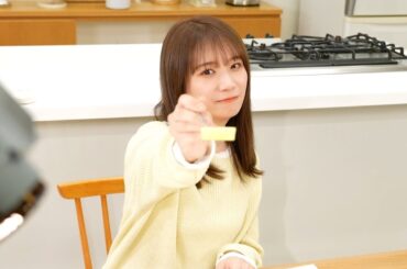 秋元真夏、男性スタッフのカメラにあざといイタズラ！？エプロン姿のビジュアルも公開　JAタウン新CM＆メイキング