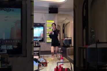 蒼茫的天涯是我的愛，綿綿的青山腳下花正開。什麼樣的節奏是最呀最搖擺，什麼樣的歌聲才是最開懷？