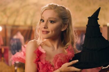 アリアナ・グランデが「ポピュラー」歌唱の本編映像！映画『ウィキッド　ふたりの魔女』本編映像