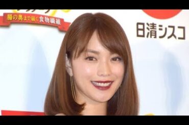 蛯原友里、太ももチラリなミニスカ美脚ショット「40代に見えない！」「着こなしさすがです」