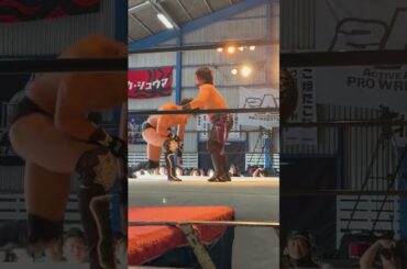 浅川紫悠、先制のタックル！！