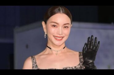 蛯原友里、ミニスカ×ロングブーツで太ももチラリ「美しい」「いつまでも憧れ」と反響