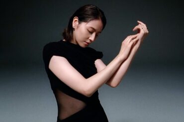 長澤まさみ、白と黒の大胆ドレスで魅了　モダンな世界観で“圧倒的美貌”　SHISEIDO「新アルティミューン」TVCM