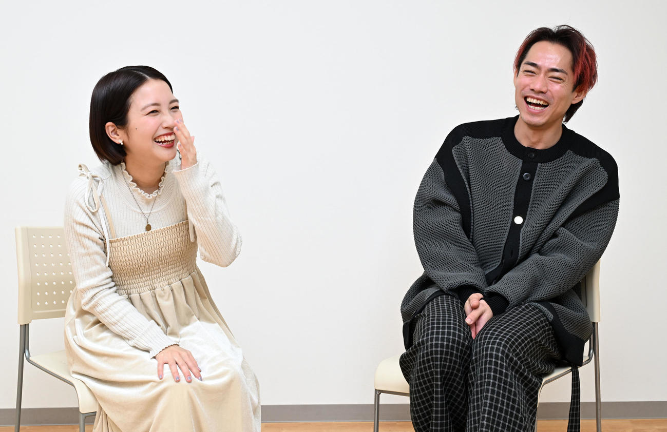 対談する高橋大輔（右）と声優の春瀬なつみ