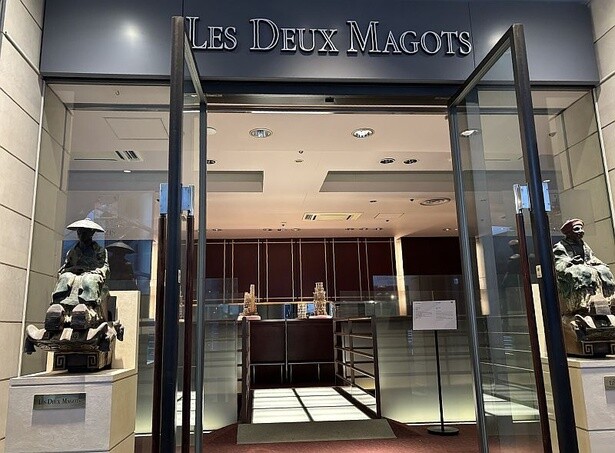 Bunkamura内の休業中のカフェ「ドゥ マゴ パリ」の店内にもアート作品を展示