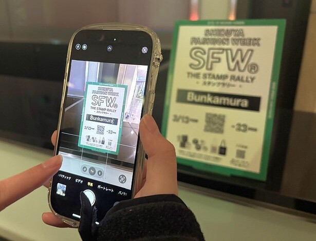 「Bunkamura」のQRコードを読み取っているシーン