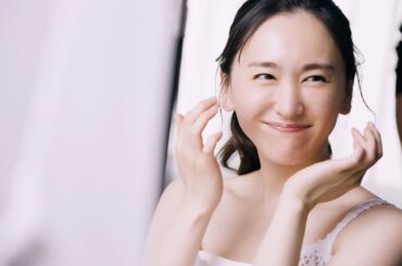 新垣結衣、キャミ姿で美デコルテ披露＆にっこり！　『薬用雪肌精』新TVCM「ゆきわたれ　美白力」篇