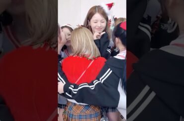 【照井彩花🌷】メンバー全員にハグされるアヤカ姫🤍🤣 #niziu #アヤカ #shorts