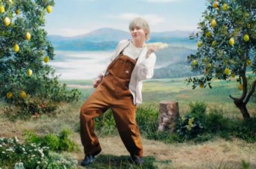 声優・岡本信彦が“岡本信彦役”でCM登場！？花澤香菜歌唱の「恋愛サーキュレーション」バックにダンスも！　「クラフトボス 世界のTEA」新CM『ハムスティータイム』 岡本信彦篇