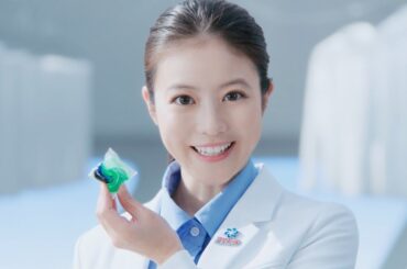 今田美桜、白衣姿で満面の笑み　“爆笑”メーキング映像も公開　山本耕史と「アリエール ジェルボール プロ」新CMに登場