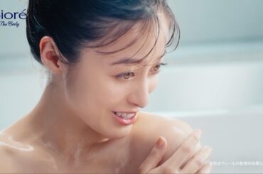 橋本環奈、バスタイムで思わず見惚れる“美肌”披露　篠原涼子＆田中圭の仲睦まじいオフショット公開　『ビオレ ザ ボディ ととのい肌』新TVCM
