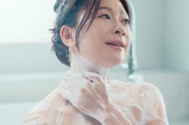 篠原涼子、田中圭、橋本環奈出演／花王「ビオレ ザ ボディ ととのい肌」新CM「肌一面の水ツヤ」篇