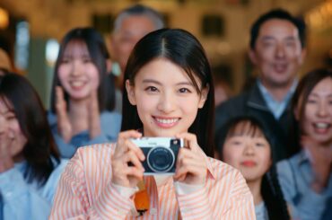 出口夏希、高校生の書道パフォーマンスをカメラで激写！温かく微笑む表情に注目　 イオンモール「見つけた！まちのACTION！書道パフォーマンス」