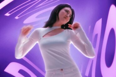 三吉彩花、激しいダンスで踊り狂う！圧巻の9頭身スタイルで“のりのりダンス”を披露　湖池屋ストロング新TVCM「のりのりのりダンス」篇＆メイキング