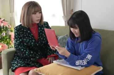 ＜明日のおむすび＞仲里依紗“歩”、大島美優“詩”が持っていた手鏡を修理し新津ちせ“花”に差し出す
