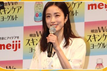 上戸彩、春らしいワンピース姿で会場魅了