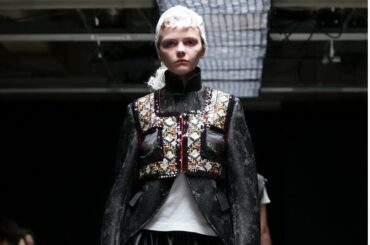 タオ 2025-26年秋冬コレクション、硬派な黒と幻想的なきらめき - ファッションプレス