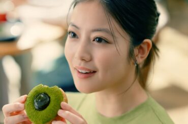 今田美桜、さらに濃厚になった“ミスド抹茶”の味わいにうっとり「ここまで抹茶か…」ミスタードーナツ新TVCM「祇園辻利　第一弾『ここまで抹茶か。』篇」＆メイキング