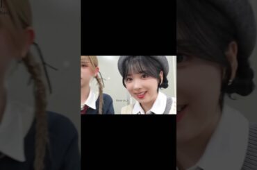 こどもみたい😏後ろのアヤカちゃんかわいい😍#niziu #アヤカ #リク #ミイヒ #かわいい