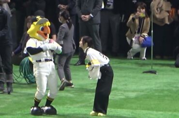 上戸彩さん　始球式　投げ方かわいい