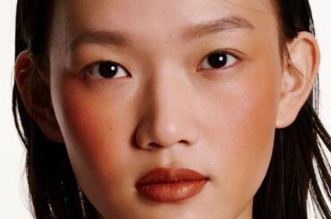 血色感を上げる2大チークメイク【2025年春夏メイクトレンド】 | Vogue Japan