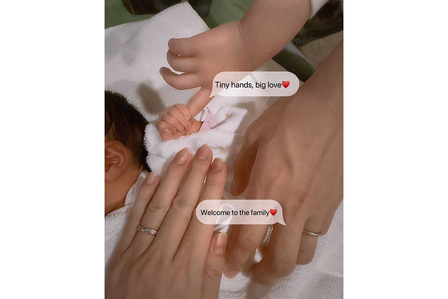 次女に家族で手を添える菊地亜美さん（画像はスクリーンショット）