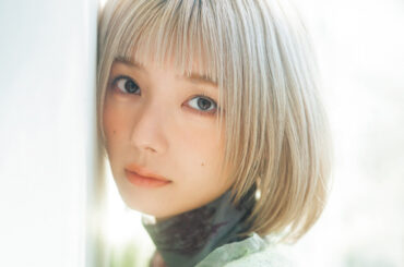 櫻坂46藤吉夏鈴、吸い込まれそうな瞳で見つめ…キュートすぎるグラビア披露　『マガジン』3号連続特集“第2弾”表紙に登場 | ORICON NEWS | 国内海外のニュース