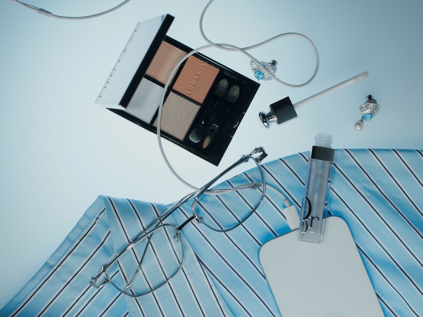 〈コスメ上から〉ベージュとブルーのニュアンスカラーをまぶたに纏って春の兆しを。アイカラーレーション N 04 ￥7700  LUNASOL 大人気のケアリッププランパーより唇から輝きを放つパステルカラーが新登場。アディクト リップ...