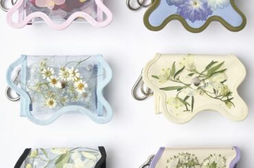 《ノリ エノモト》×「イーダブリューファーマシー」のコラボバッグやコインパースが登場！ “花の循環”を感じさせるサーキュラーデザインに注目 | ニュース | ファッション