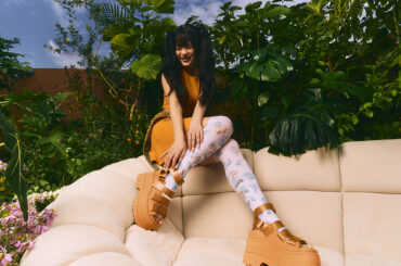 UGG®︎がアンバサダーにハニを起用した新作サンダル“GOLDENRISE”をリリース！ - NYLON JAPAN