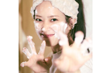 日向坂46 佐々木久美、1st写真集より洗顔中の“泡々”ショットが解禁 | ENTAME next