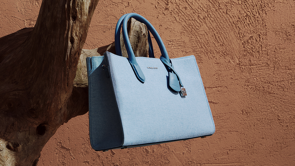 MICHAEL KORSのストアでバッグのデコレーションが体験できる『CHARMED BY SCARLETT』を開催！