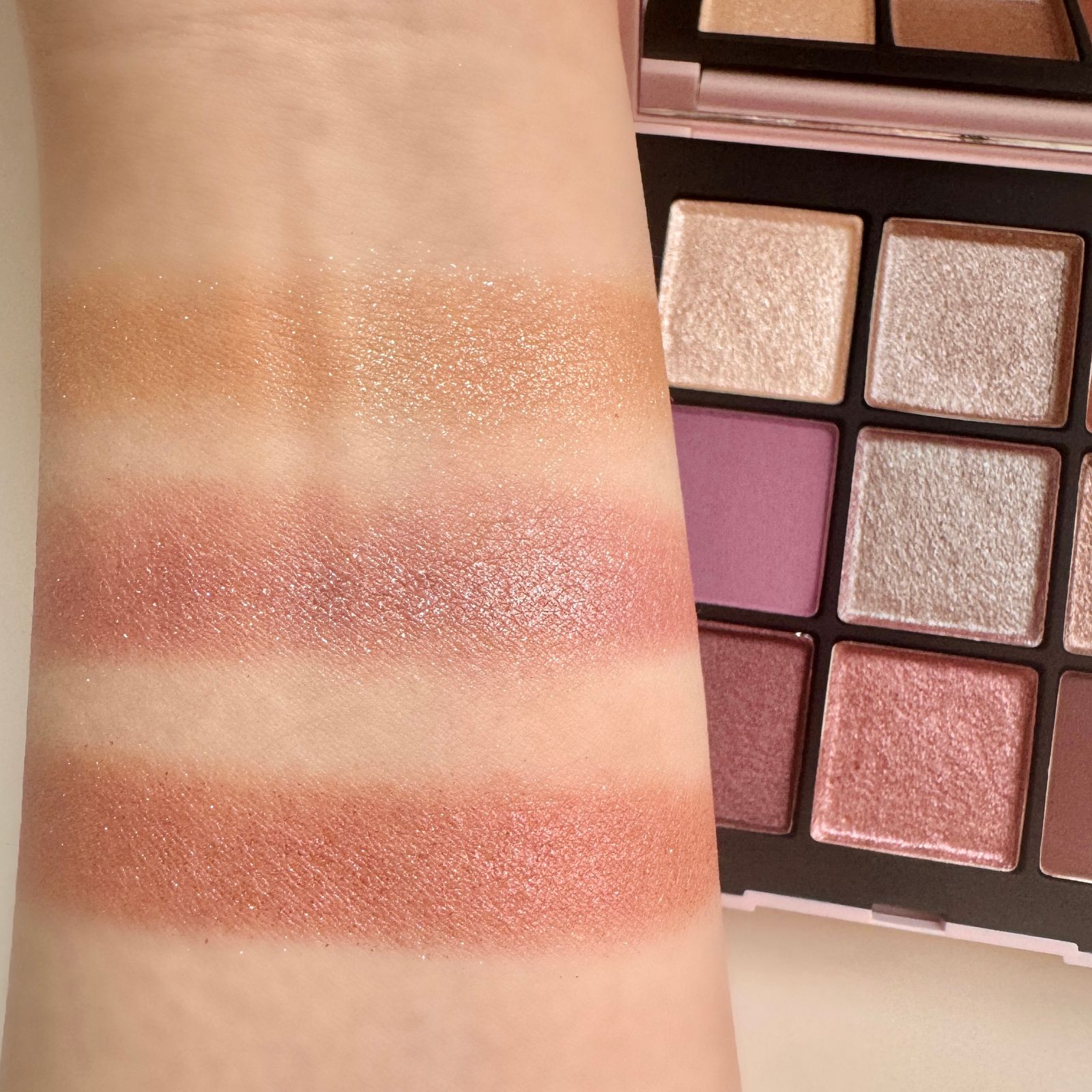 アフターグロー テンプティング アイシャドーパレット ¥7700