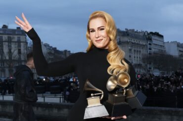 特殊メイクでアデルに変身！ ドラァグクイーンのアレクシス・ストーン、渾身のなりすましを披露 | Vogue Japan