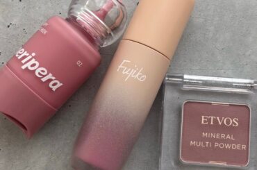 トレンドも、透明感も叶える青みピンクが最強。絶対に後悔しないプチプラチーク3選【エディターの推しコスメ】 | Vogue Japan