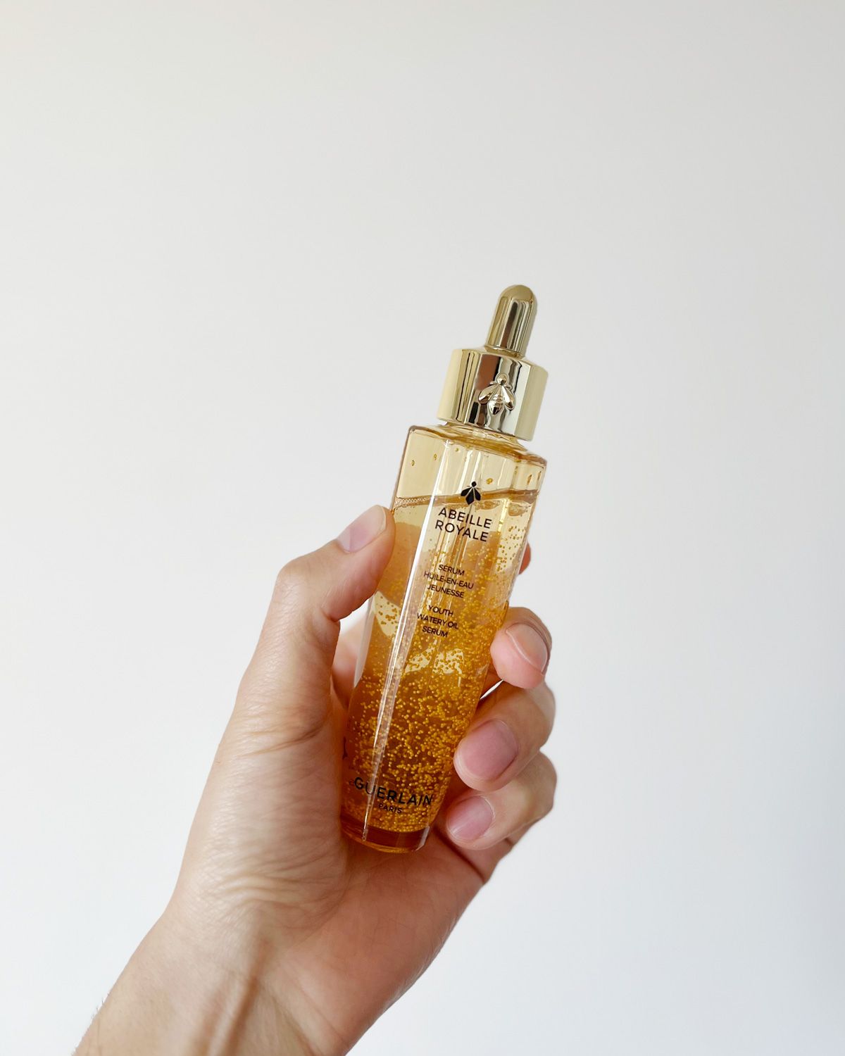 使用一週間後のアベイユ ロイヤル ウォータリー オイル セロム（50ml ¥19800）を手に。