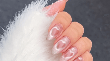 バターイエロー、プラチナクローム、etc.。2025年春のネイルカラーカタログ14 | Vogue Japan