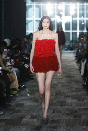 SATORU SASAKI 25秋冬コレクション メイクアップルック by RMK アーティスト(2025年3月31日)|BIGLOBEニュース SATORU SASAKI 25秋冬コレクション メイクアップルック by RMK アーティスト(2025年3月31日)|BIGLOBEニュース