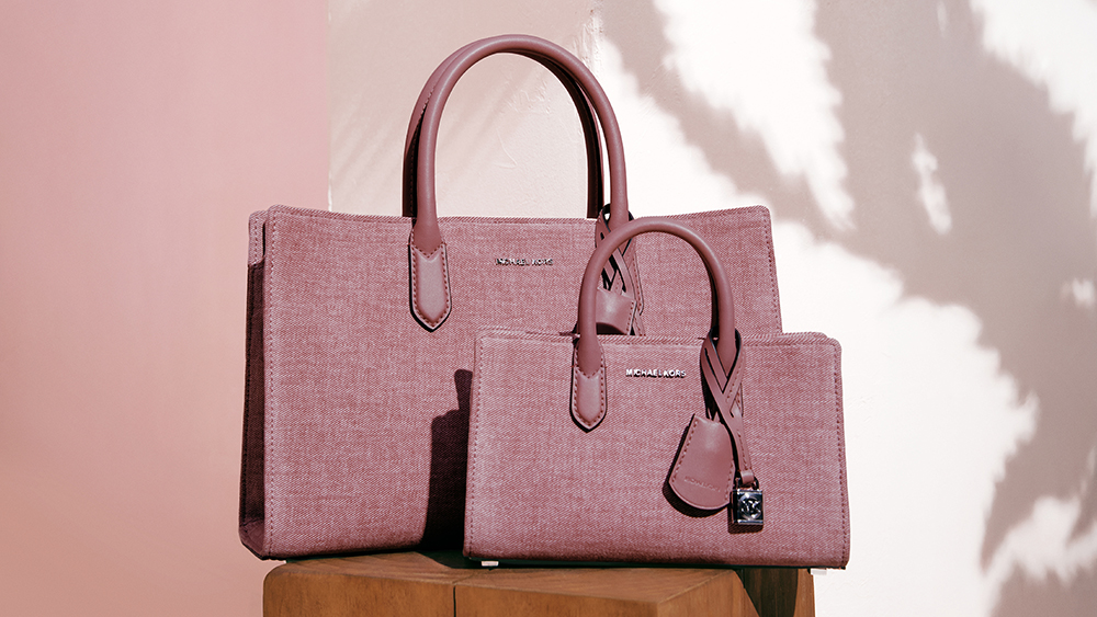 MICHAEL KORSのストアでバッグのデコレーションが体験できる『CHARMED BY SCARLETT』を開催！