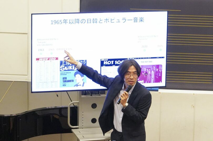 日韓の音楽文化について語る北海道大学大学院のキム・ソンミン教授＝友澤綾乃撮影(c)KOREA WAVE