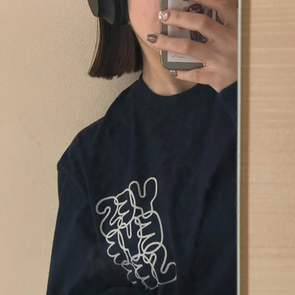 「YESEYESEE」のTシャツを着た女性
