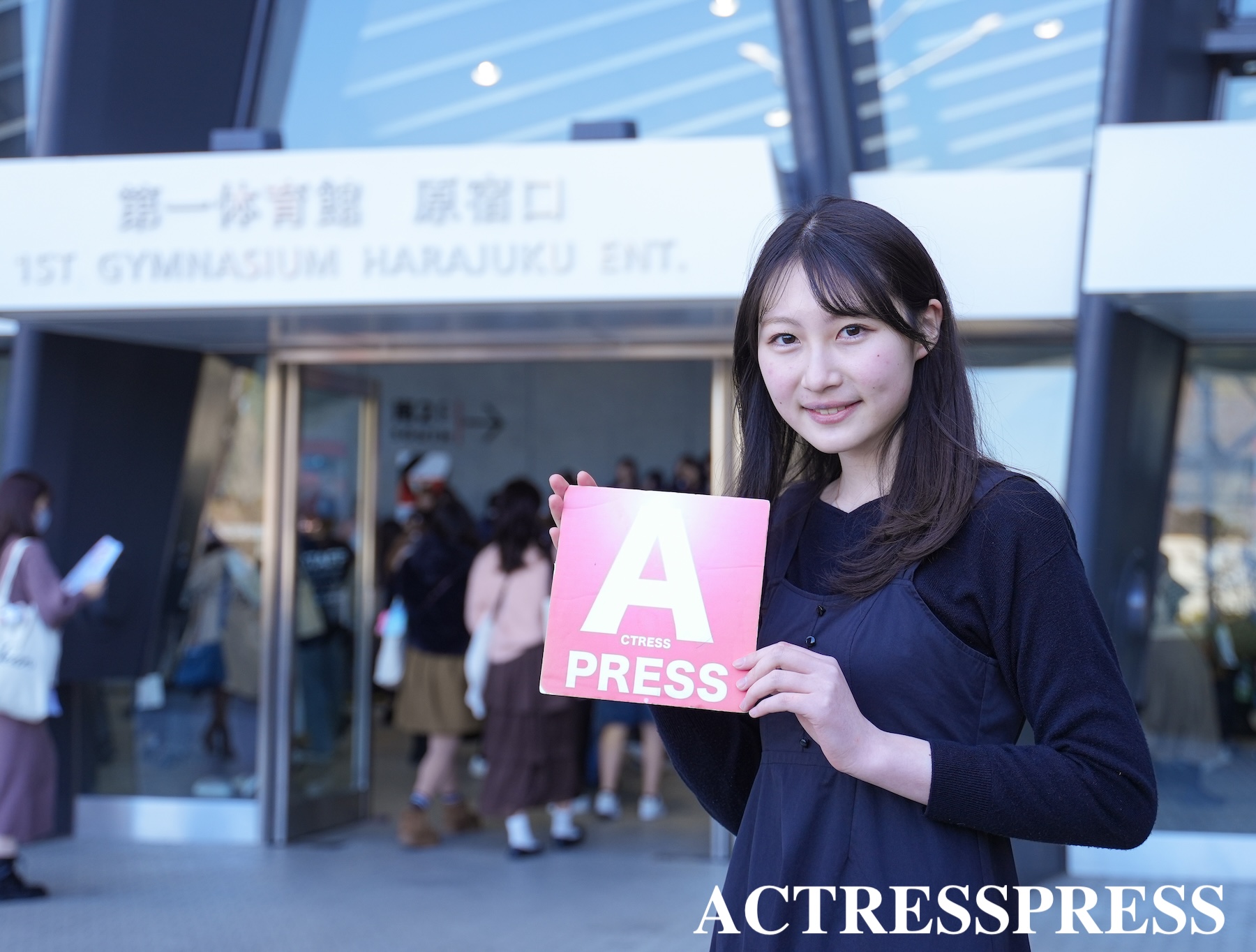 REPORTER: 是澤萌愛／2025年3月1日、国立代々木競技場 第一体育館にて開催の「マイナビ 東京ガールズコレクション 2025SS」にて。(C) 撮影：ACTRESS PRESS編集部 (Photographer: SHUN)