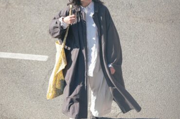 春のモノトーンコーデ。小花柄バッグで一気に華やかに！【FUDGE FRIEND おしゃれさんの毎日コーディネート vol.520｜田中真里奈】 | FUDGE FRIEND | ファッション