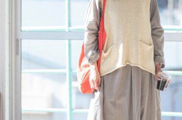 見て見て！真っ赤なリネンバッグは夏に向けてこんな風に活躍させてます【FUDGE FRIEND おしゃれさんの毎日コーディネート vol.528｜田中真里奈】 | FUDGE FRIEND | ファッション