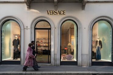 プラダ、ヴェルサーチェを2000億円で買収－伊ファッション業界先導へ - Bloomberg