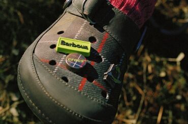 バブアー×クロックス、“タータンチェック柄”クロッグサンダルやウェリントンブーツ - ファッションプレス