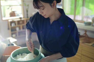 上白石萌歌出演／日本コカ・コーラ「綾鷹」新CM「おにぎり食堂 綾鷹屋 鮭おにぎり」篇