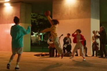 “元バスケ部”広瀬すずが本気のドリブル＆プレイを披露！杉咲花＆清原果耶の仲良し女子3人が夜のバスケを楽しむ　映画『片思い世界』本編映像